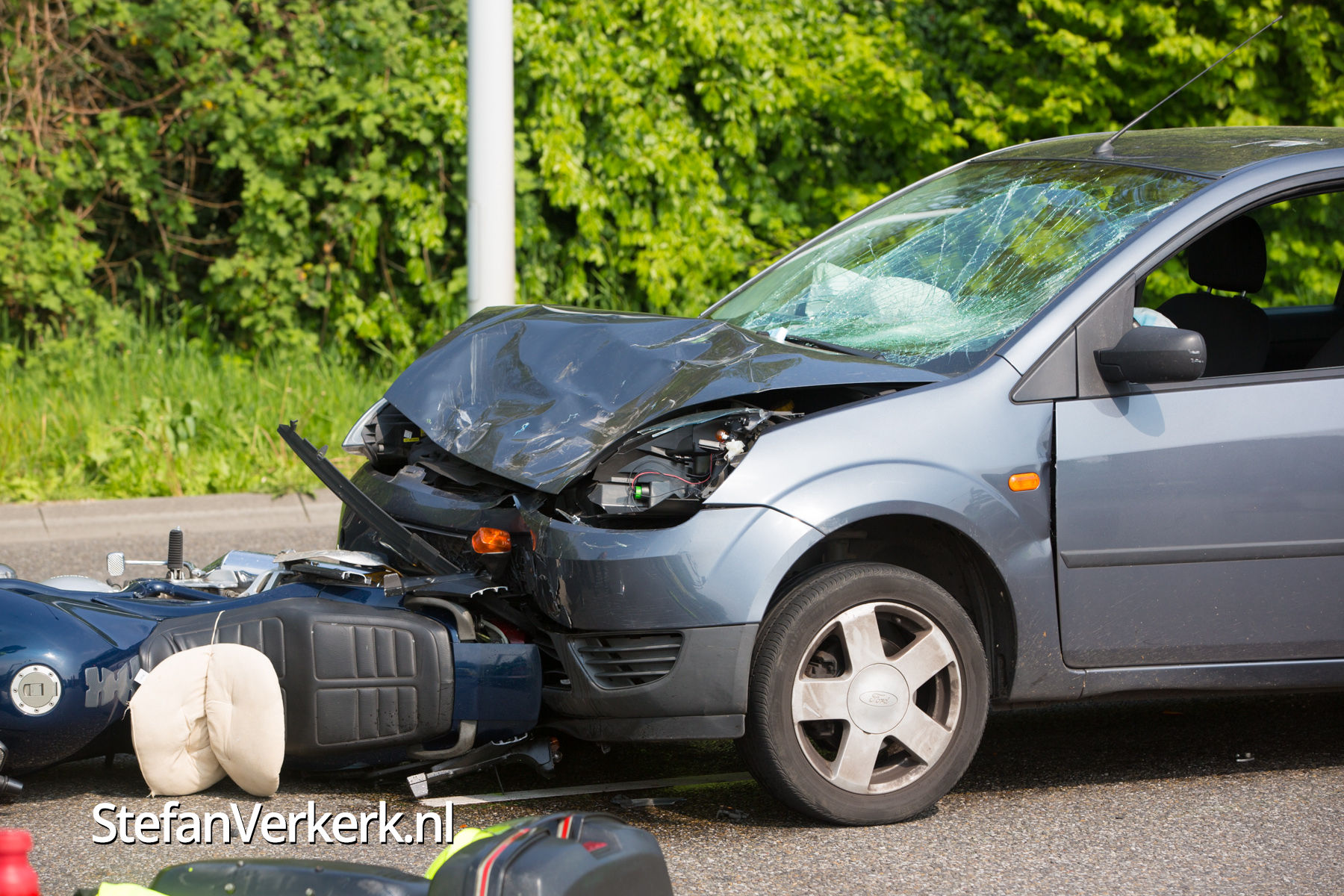 Aanrijding auto met motor IJsselallee Zwolle Foto's Stefan Verkerk