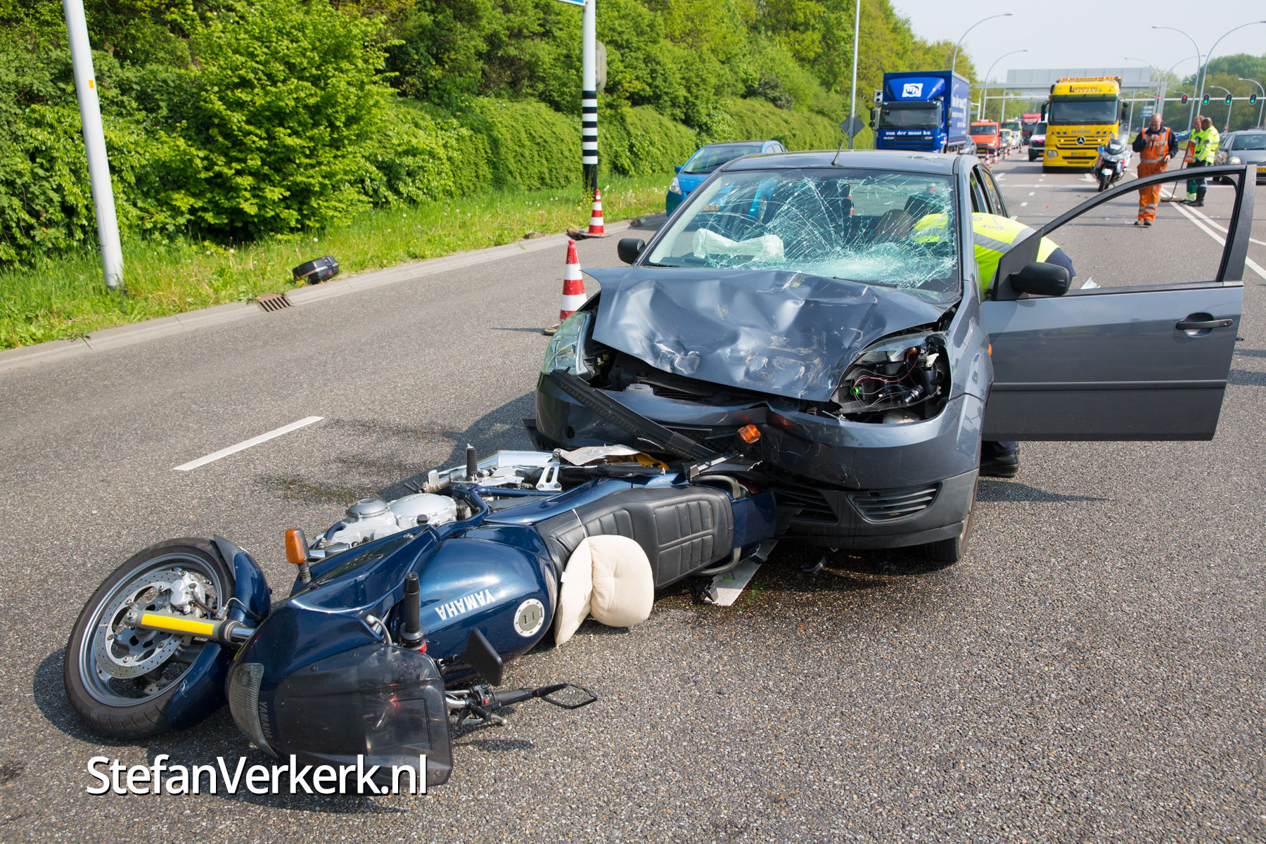 Aanrijding auto met motor IJsselallee Zwolle Foto's Stefan Verkerk