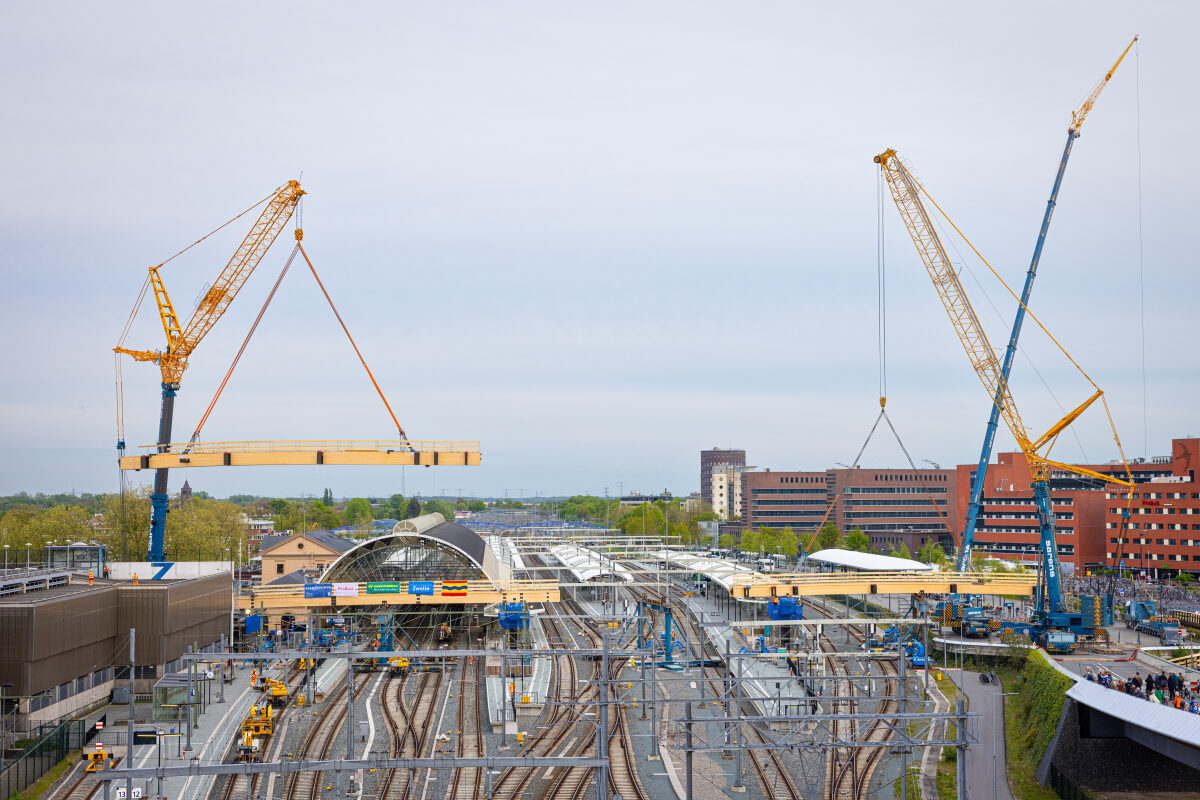 Het inhijsen van liggers voor de bouw van de passerelle over het spoor bij station Zwolle