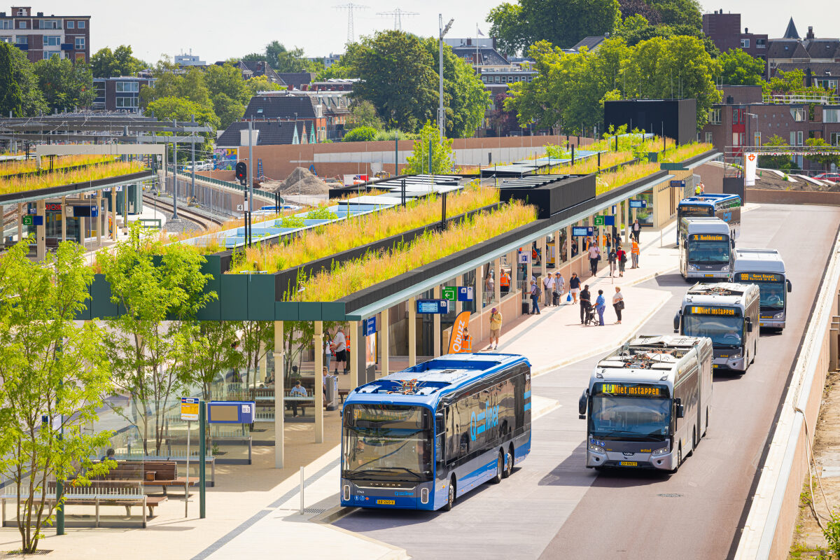 Het nieuwe busstation van het hoofdstation van Groningen is in gebruik genomen