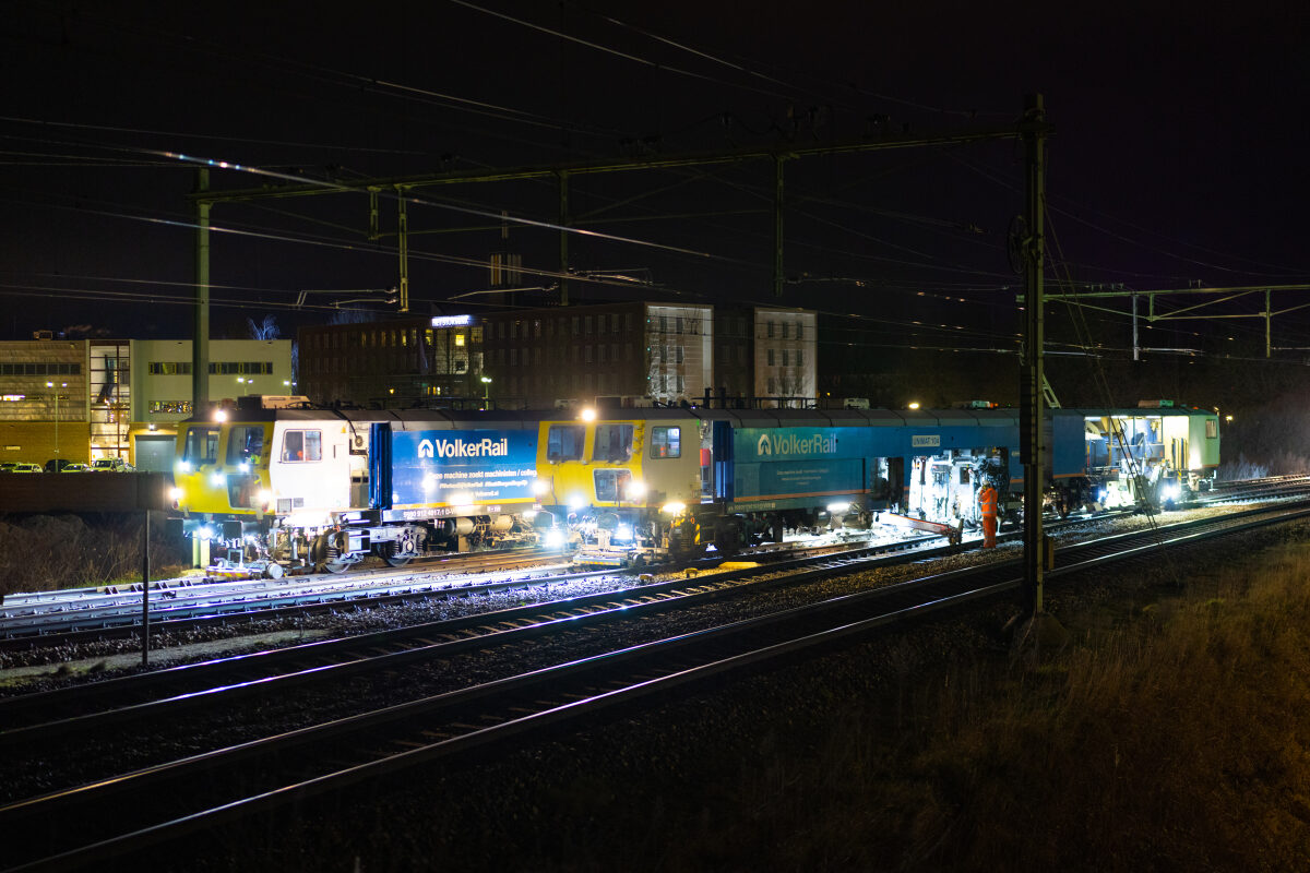Twee stopmachines van VolkerRail werken tegelijkertijd aan een wisselstraat bij Deventer Colmschate tijdens een nachtelijke buitendienststelling