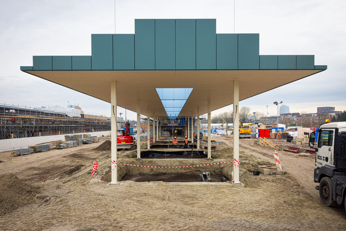 De perronkappen van het busplatform op station Groningen