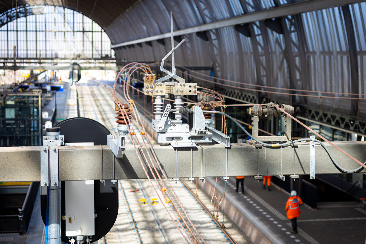 Een schakelaar van de bovenleiding onder de stationskap van Amsterdam CS