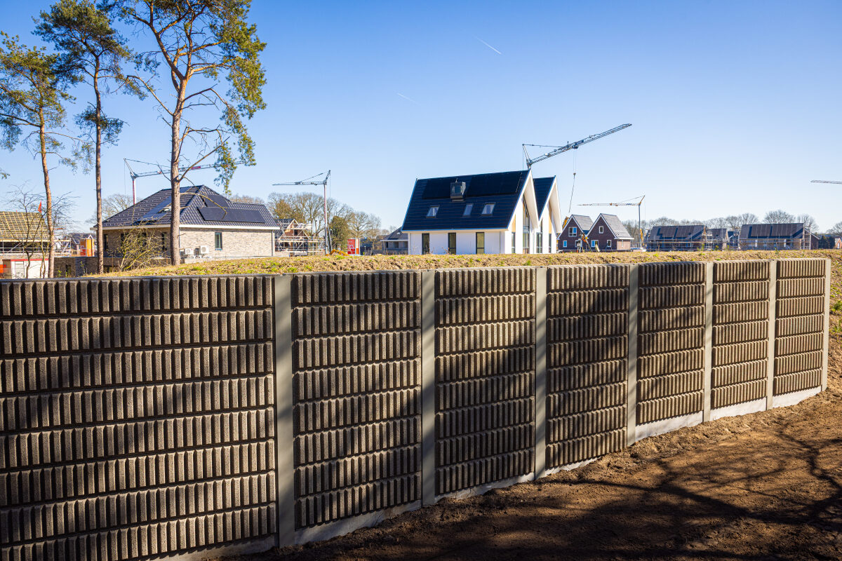 Een nieuw geluidsscherm langs de N35 bij Raalte