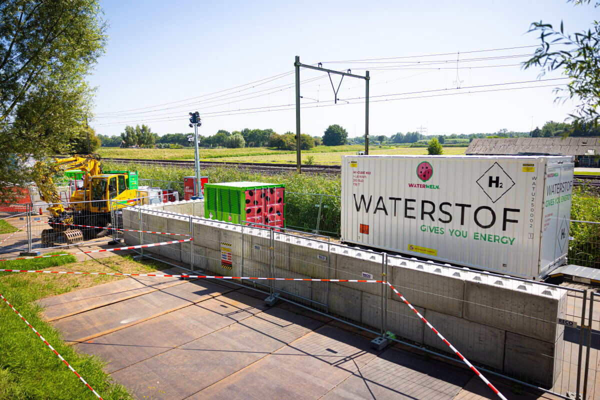 Een waterstofcontainer op een afgesloten gedeelte van een bouwterrein bij spoorwerkzaamheden bij Veenendaal