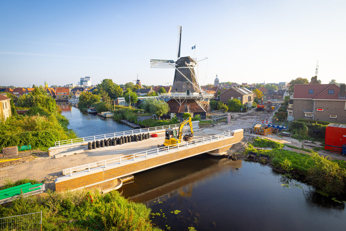De Eekmolerbrug in Meppel tijdens de laatste fase van de bouw