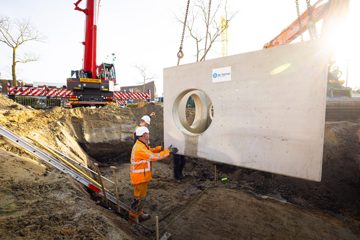 Het inhijsen van prefab rioolonderdelen in Zutphen