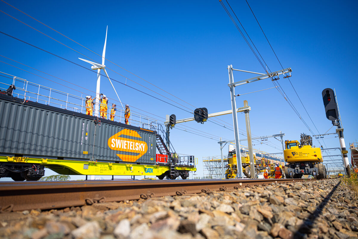 De bovenleidingstrein van Swietelsky in actie bij werkzaamheden bij het project PHS Zuidwestboog Meteren
