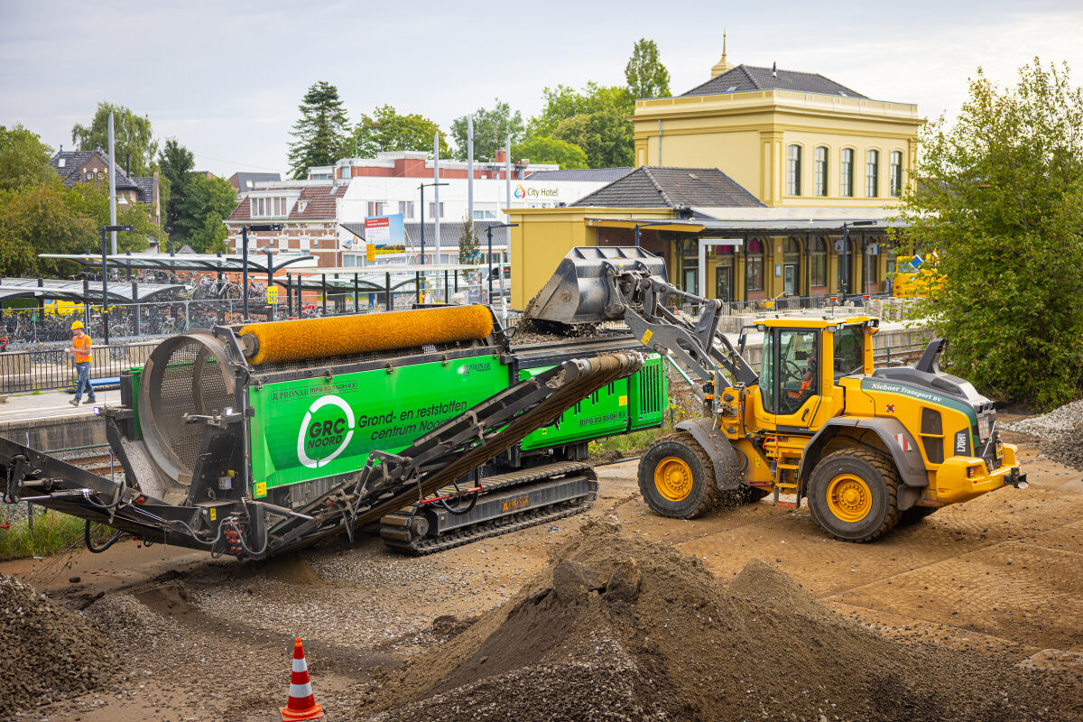 Een ballastsorteermachine waarmee oude ballast wordt gesorteerd, waarbij een deel hergebruikt kan worden
