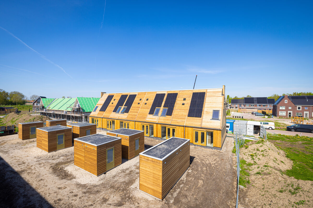 Biobased woningen met zonnepanelen bij een nieuwbouwproject in Marknesse