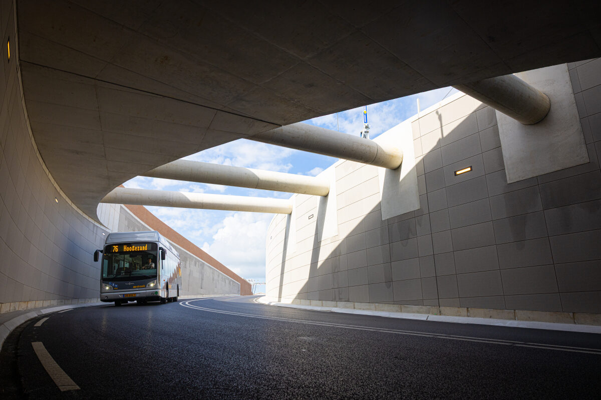 De eerste bussen rijden door de nieuwe bustunnel onder het spoor door bij station Groningen