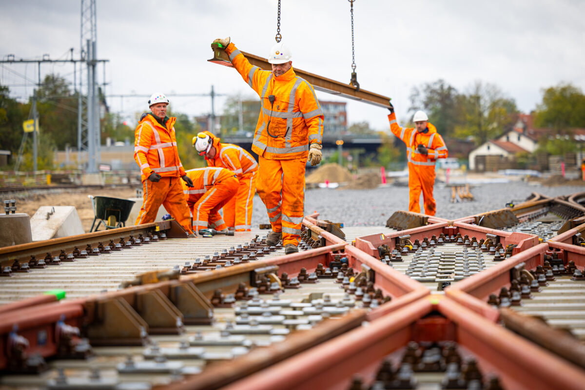 Een spoorsectie wordt op zijn plaats gehesen bij de bouw van een nieuw kruiswissel op het nieuwe emplacement bij station Nijmegen