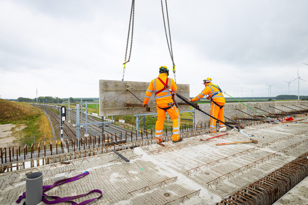 Het monteren van prefab onderdelen aan de pergolabrug bij het project PHS Zuidwestboog Meteren