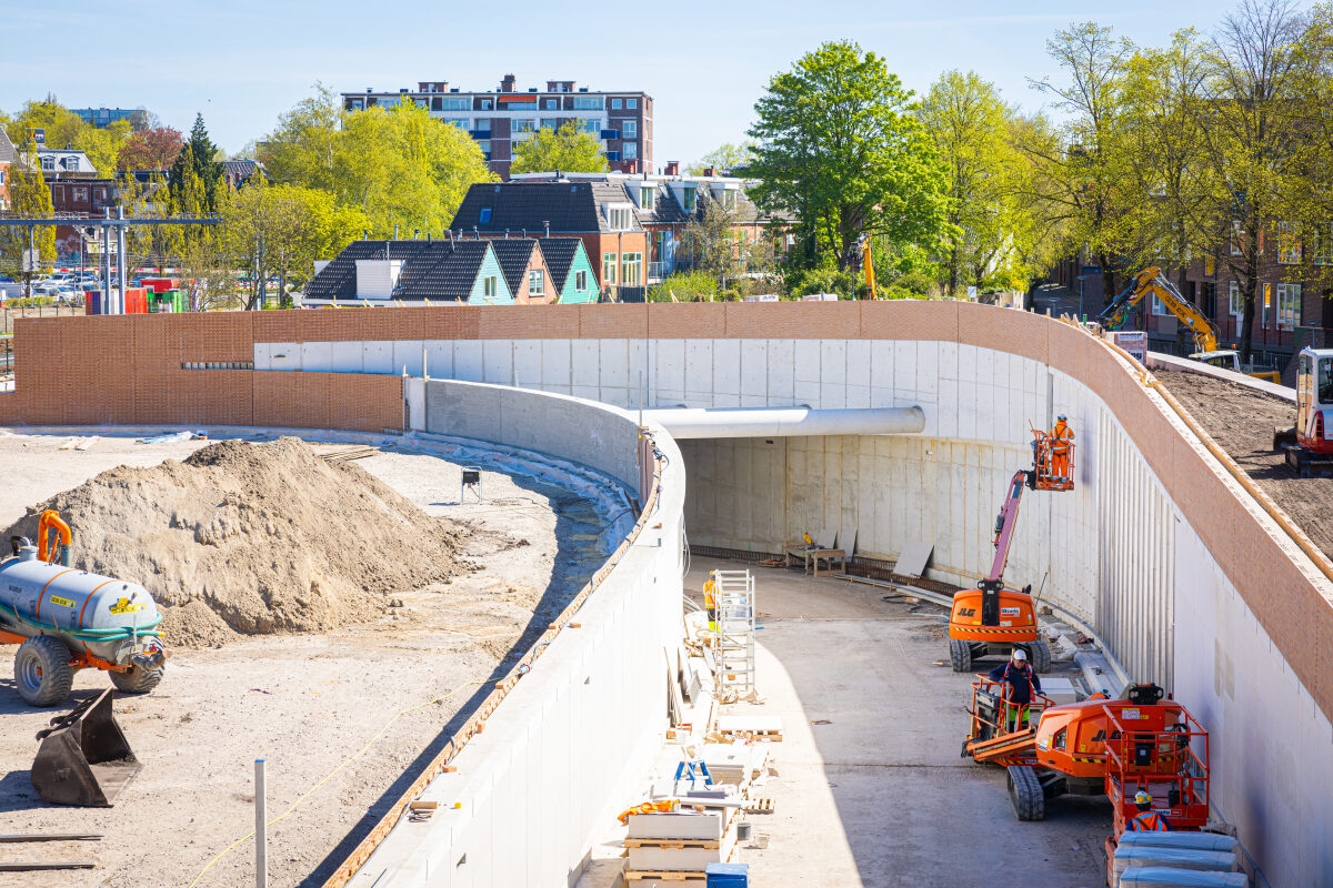 De afbouw van de bustunnel onder het spoor bij station Groningen
