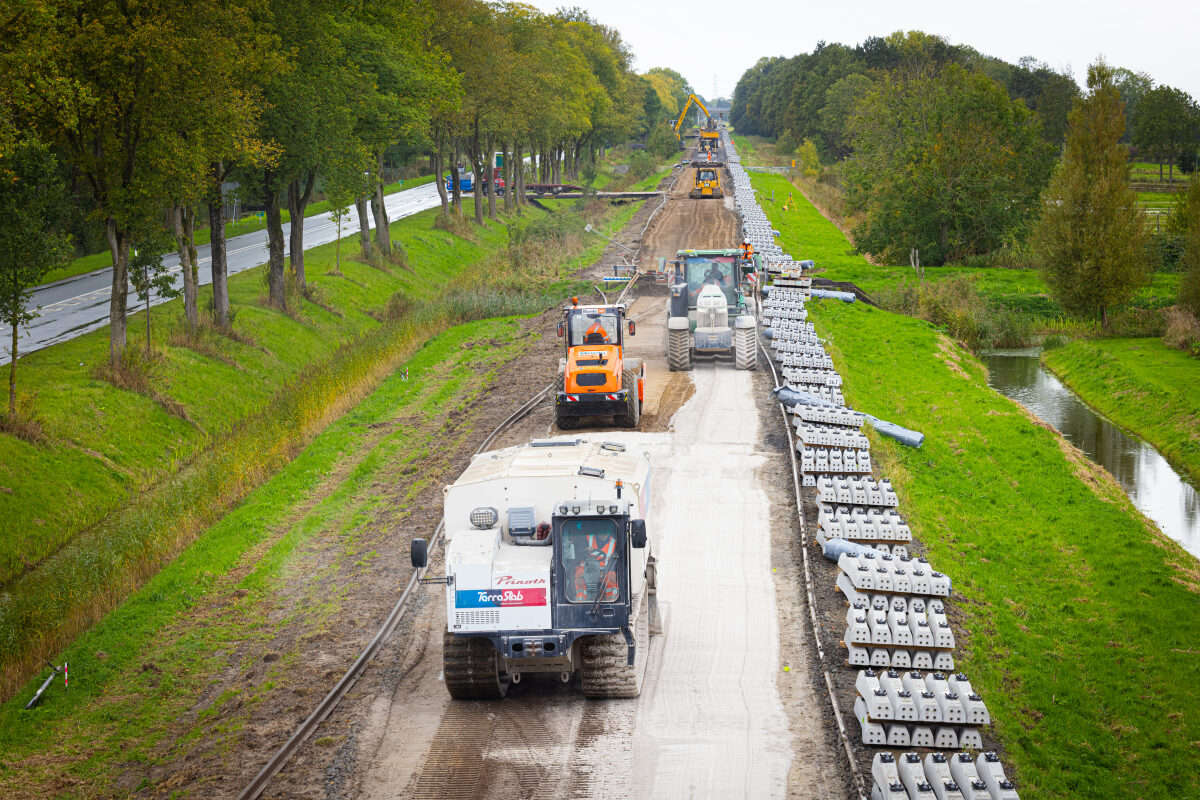 Ten behoeve van de baanstabiliteit wordt er een nieuwe tussenlaag aangebracht op het spoor bij Appingedam