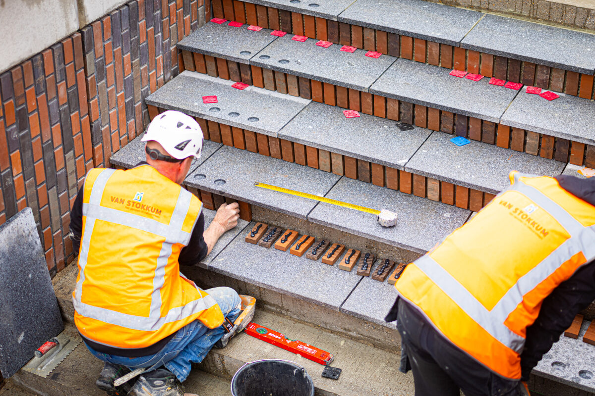 Werkzaamheden aan de trappen van de nieuwe onderdoorgang bij station Nunspeet