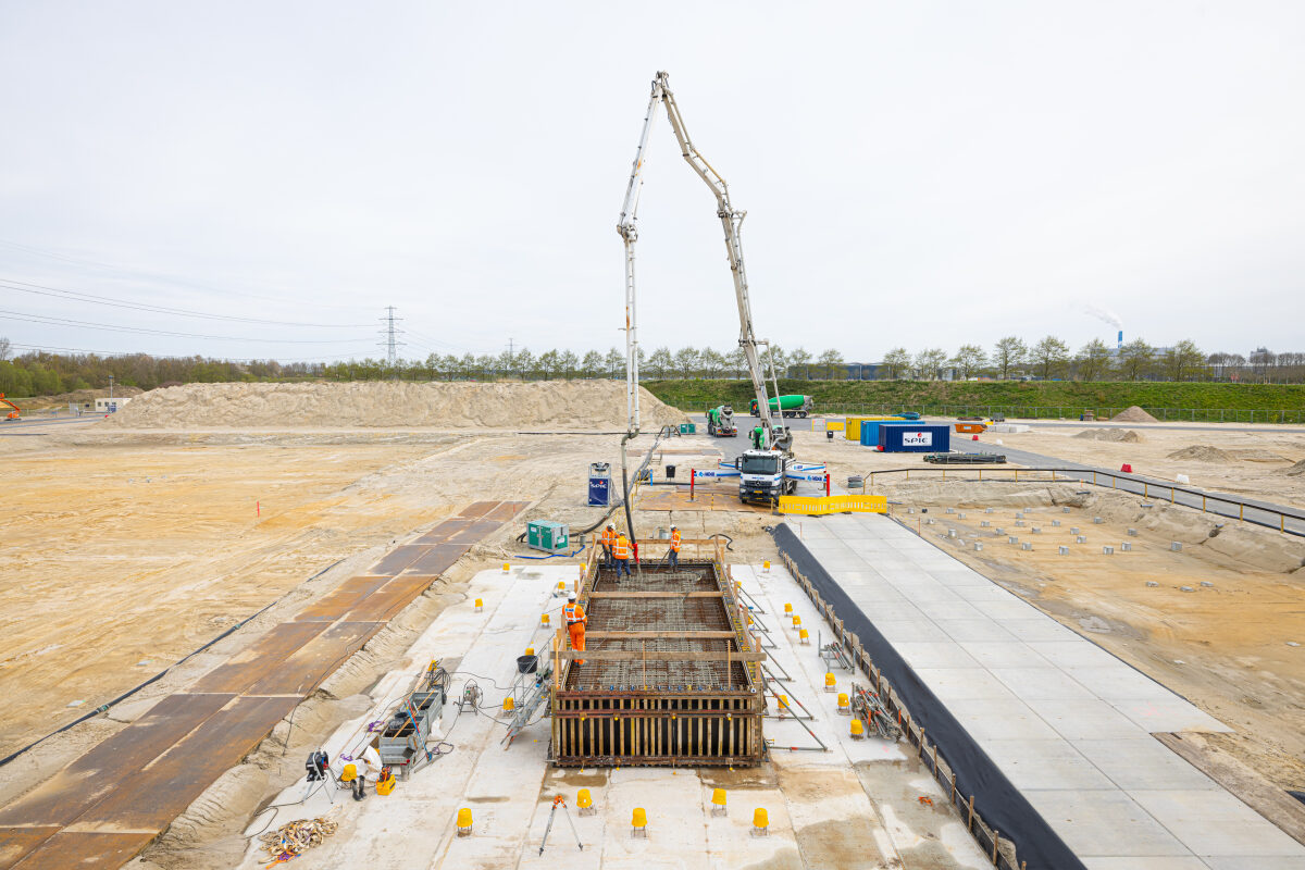 Betonstort bij de bouw van hoogspanningstations in Wijster