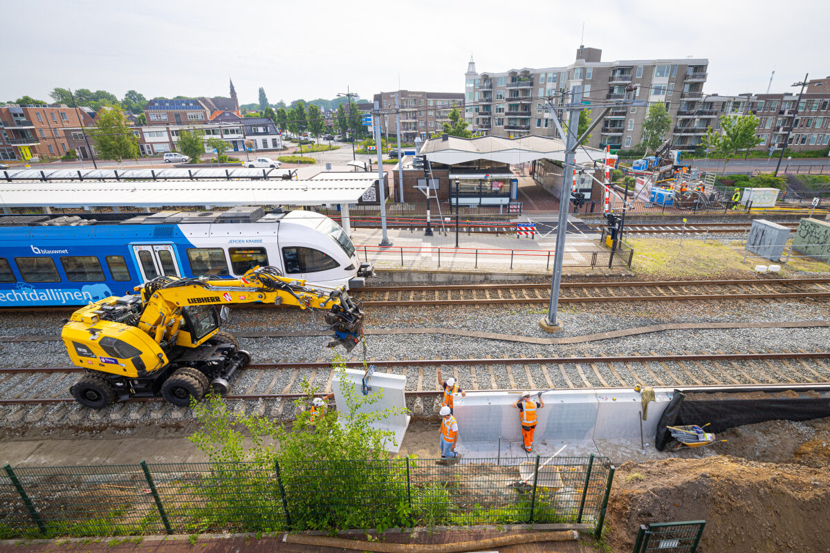 Keerwanden worden geplaatst voor de bouw van een nieuw perron voor de verbinding tussen Coevorden en Bad Bentheim dat uitgevoerd gaat worden door de Bentheimer Eisenbahn