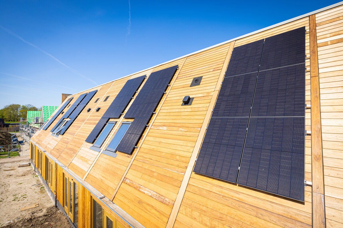 Zonnepanelen op de daken van de biobased woningen bij een nieuwbouwproject in Marknesse