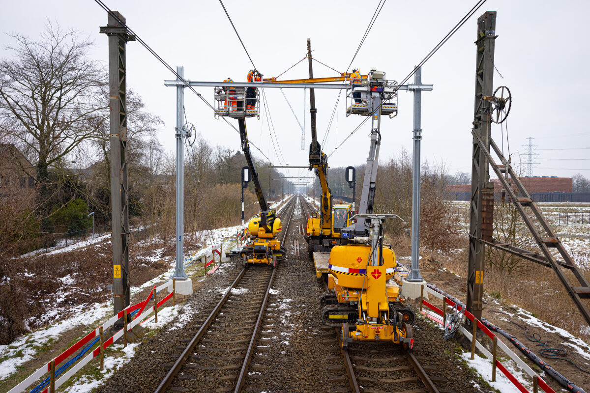 Het vervangen van oude bovenleidingsportalen op het project bovenbouwvernieuwing Hoogeveen - Assen