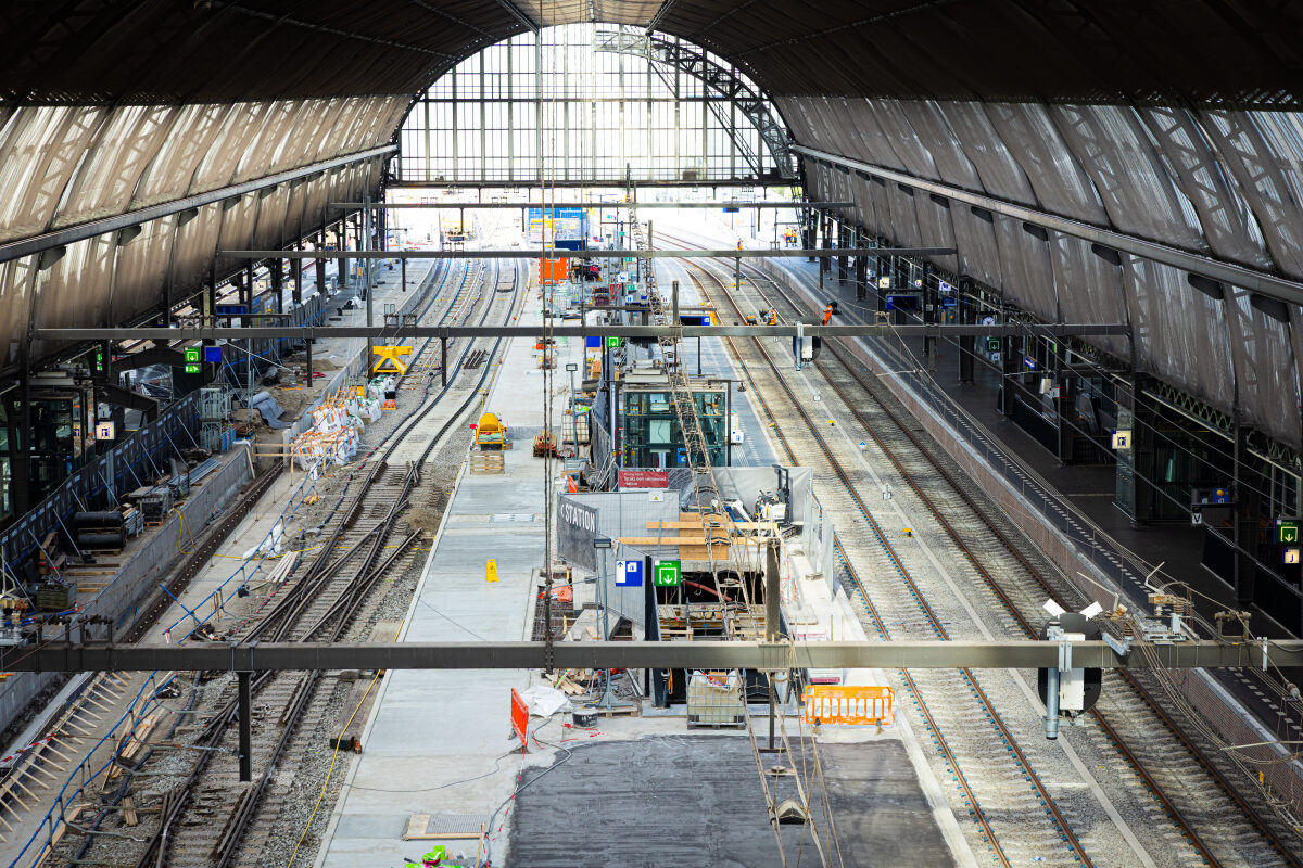 De werkzaamheden aan de verbreding van de perrons op station Amsterdam CS