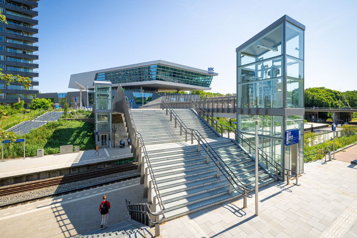 De vernieuwde omgeving en bredere trappen van station Nijmegen Heyendaal