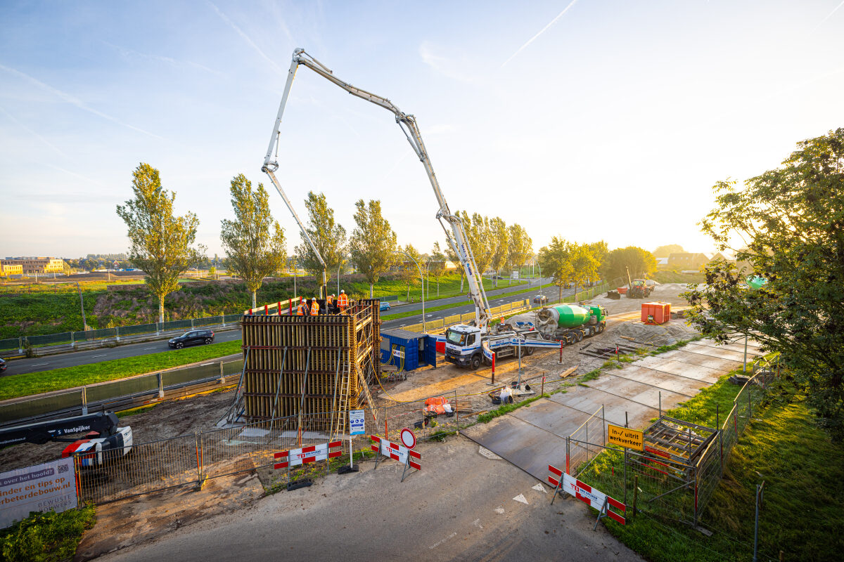 Betonstort bij de bouw van de nieuwe fiets- en wandelbrug Zalkerdijkerbrug in Zwolle
