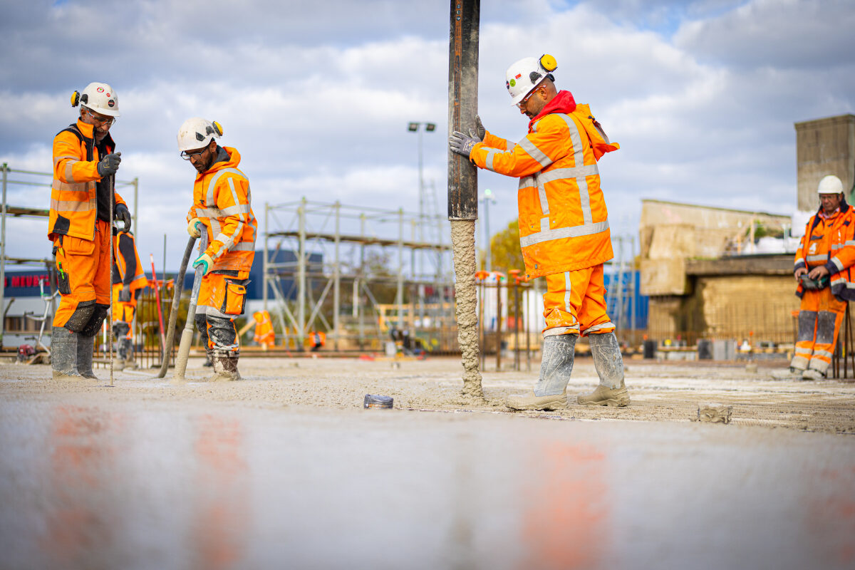 Betonstort voor de bouw van een reizigerstunnel bij station Nijmegen