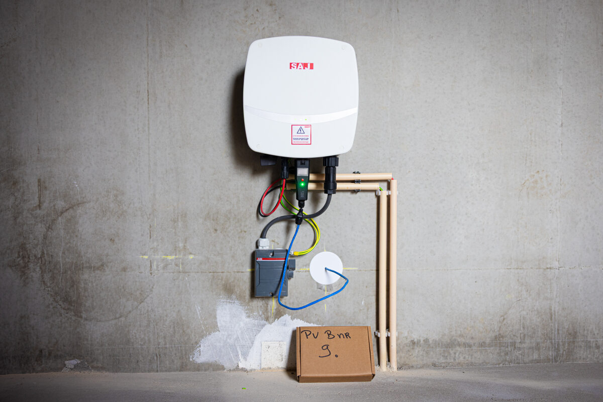 Een omvormer voor zonnepanelen in een nieuwbouwwoning
