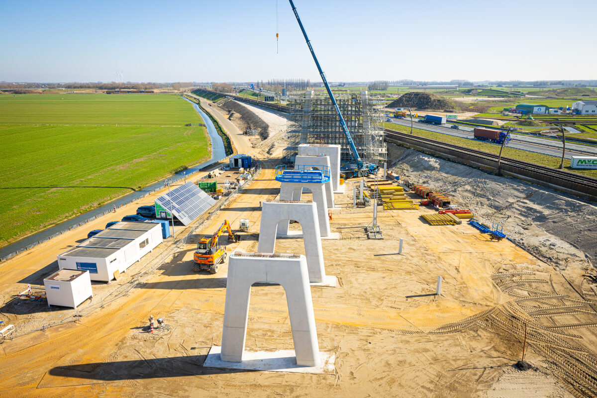 De bouw van de trogbruggen voor het project PHS Zuidwestboog Meteren