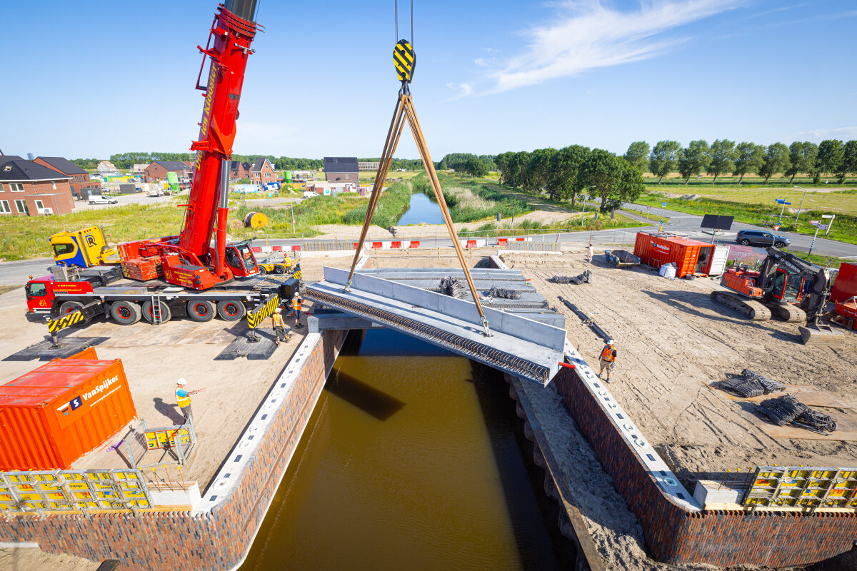 Het inhijsen van een ligger voor een brug in Almere Nobelhorst