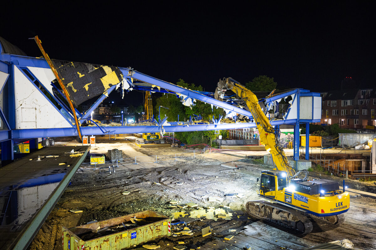 De sloop van de oude loopbrug ('de Blauwe Brug') op station Groningen