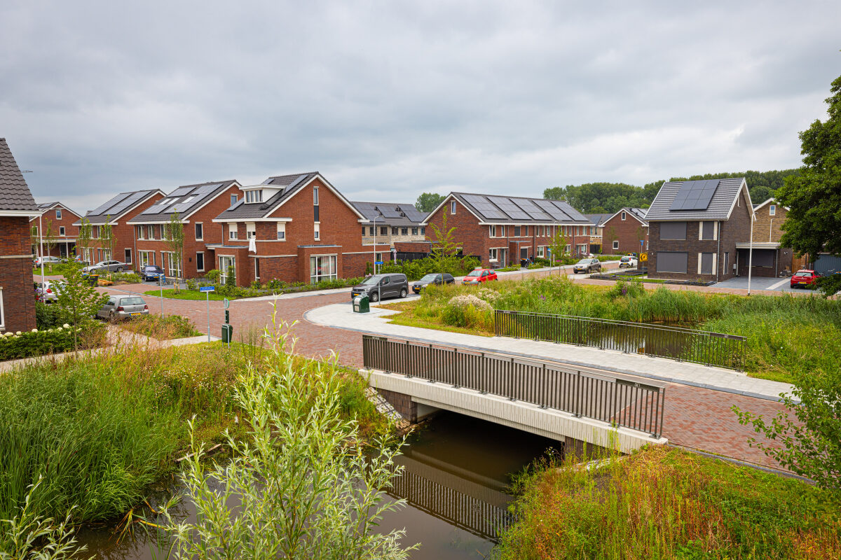 Een nieuwe brug over het water in de nieuwbouwwijk Nieuwveense Landen in Meppel