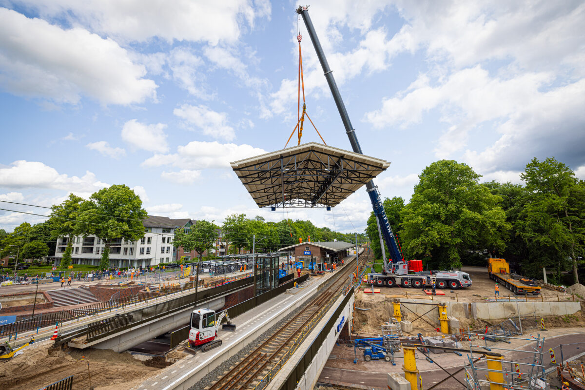 Het plaatsen van de uitbreiding van de perronkap van station Nunspeet