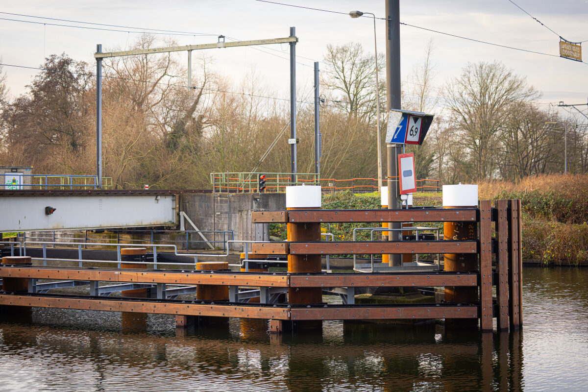 De vernieuwde remmingswerken van de spoorbrug bij Arkel