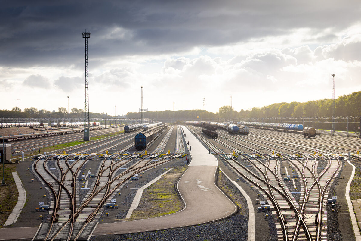 Het vernieuwde rangeerterrein Kijfhoek bij Zwijndrecht met de nieuwe calamiteitenwegen voor de hulpdiensten