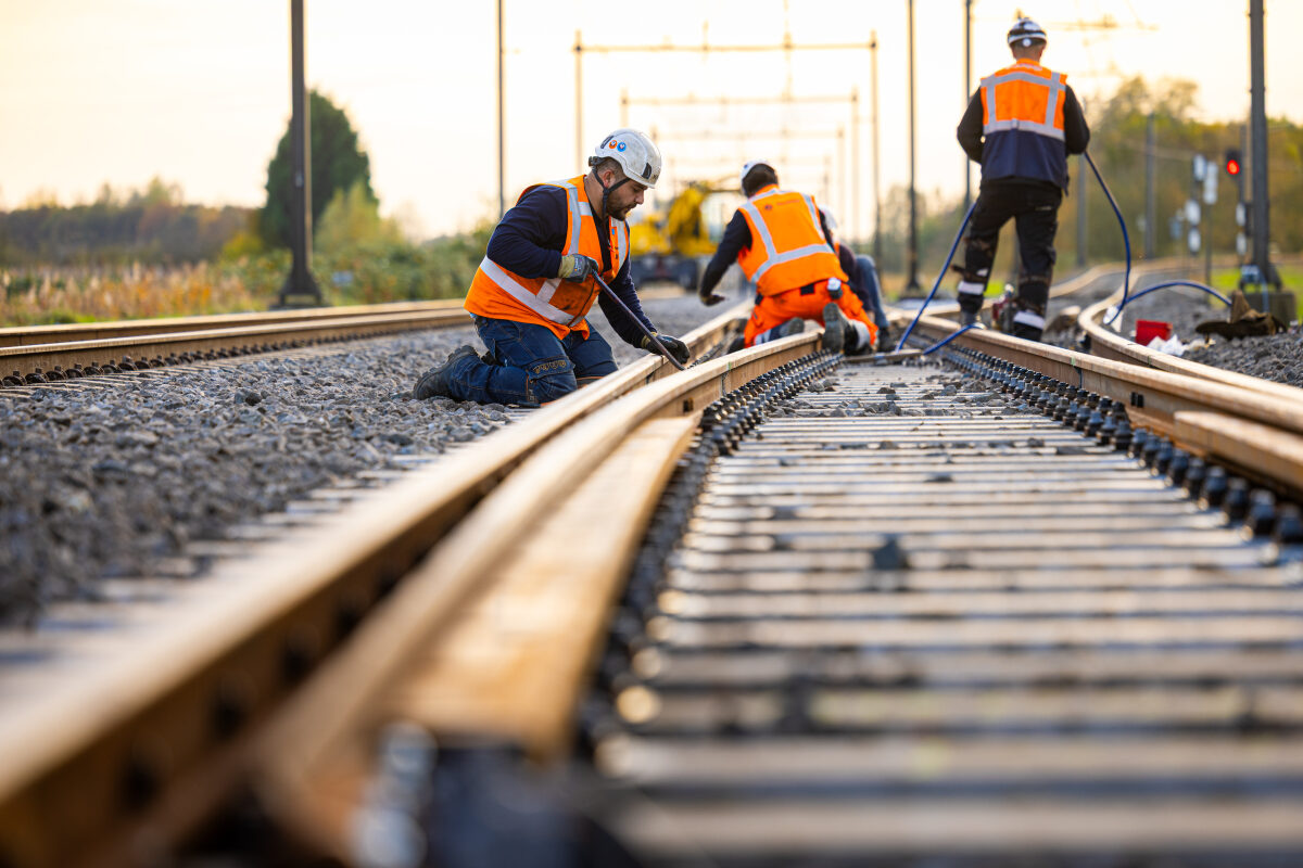 Herstelwerkzaamheden aan een wissel na het treinongeval bij Meteren