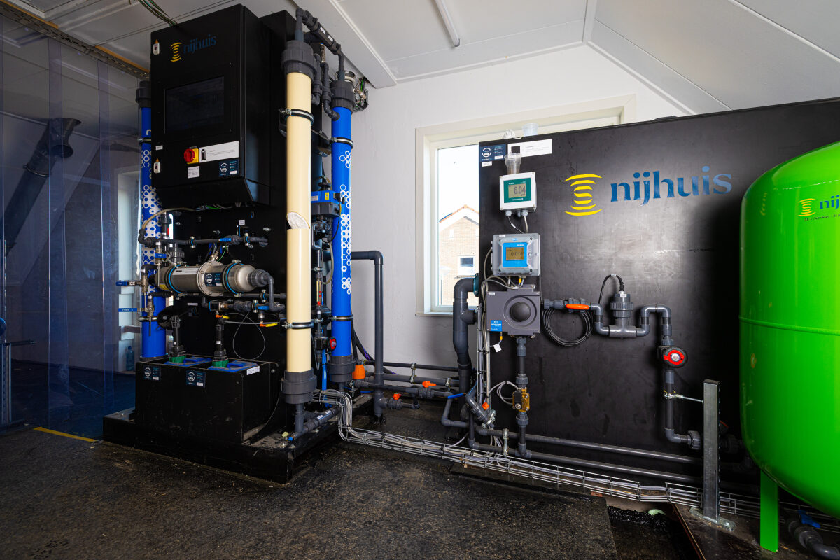 Technische installaties in een oude woning in Silvolde waar water wordt gezuiverd, een pilotlocatie waar van regenwater drinkwater wordt gemaakt