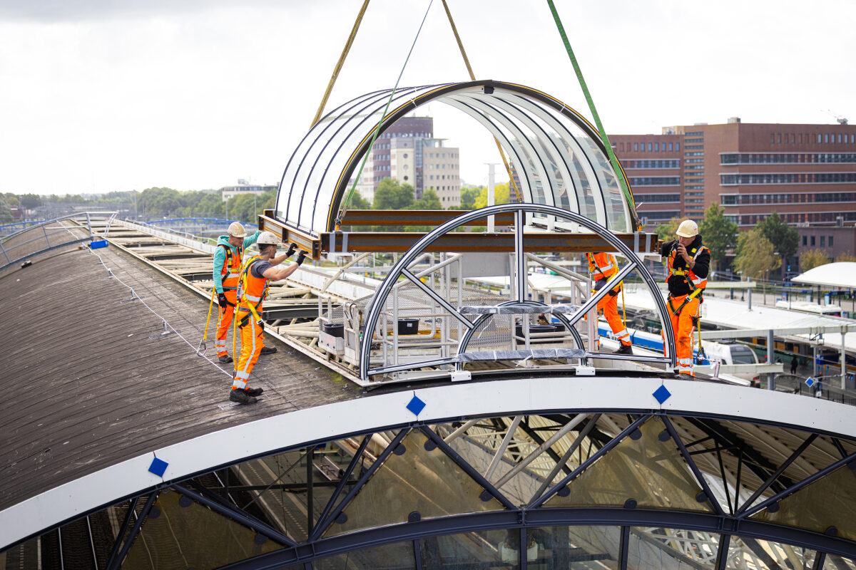 Het vervangen van de lichtstraten op de stationskap in Zwolle