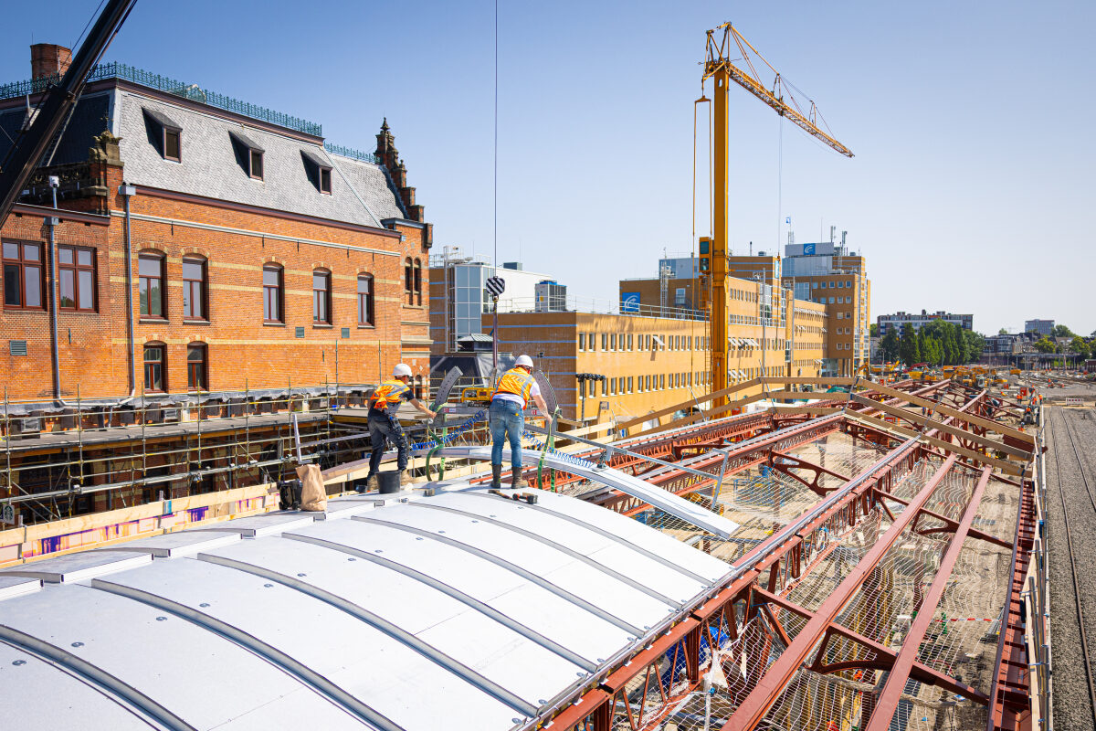 Bouwvakkers aan het werk aan de perronkap van station Groningen