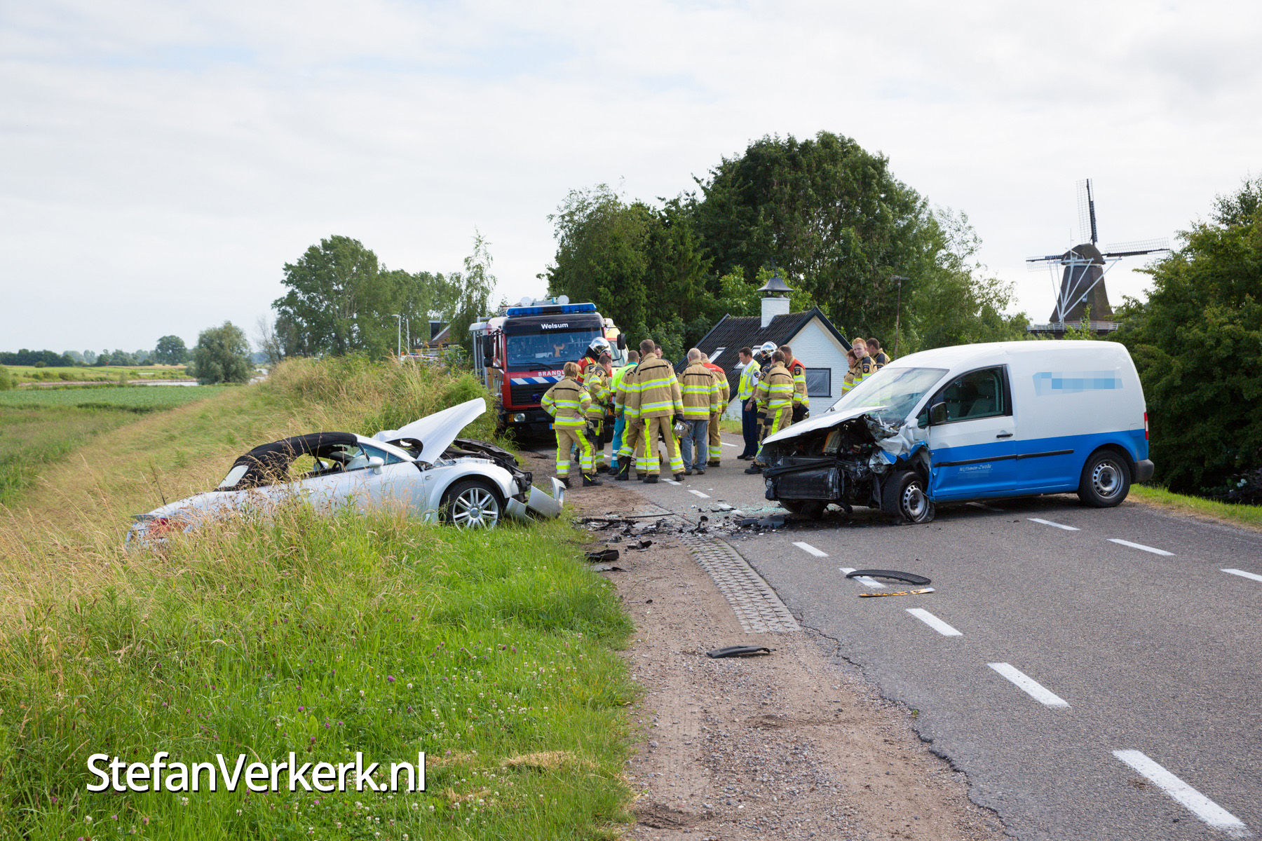 Frontale aanrijding IJsseldijk Welsum: een gewonde