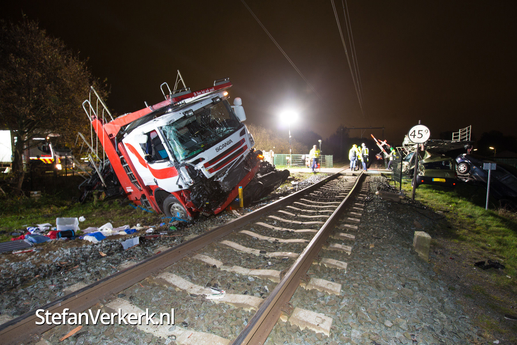Dode bij aanrijding vrachtwagen met trein in Diepenveen Nieuws Stefan Verkerk Fotografie Dode bij aanrijding vrachtwagen met trein in Diepenveen Nieuws Stefan Verkerk Fotografie