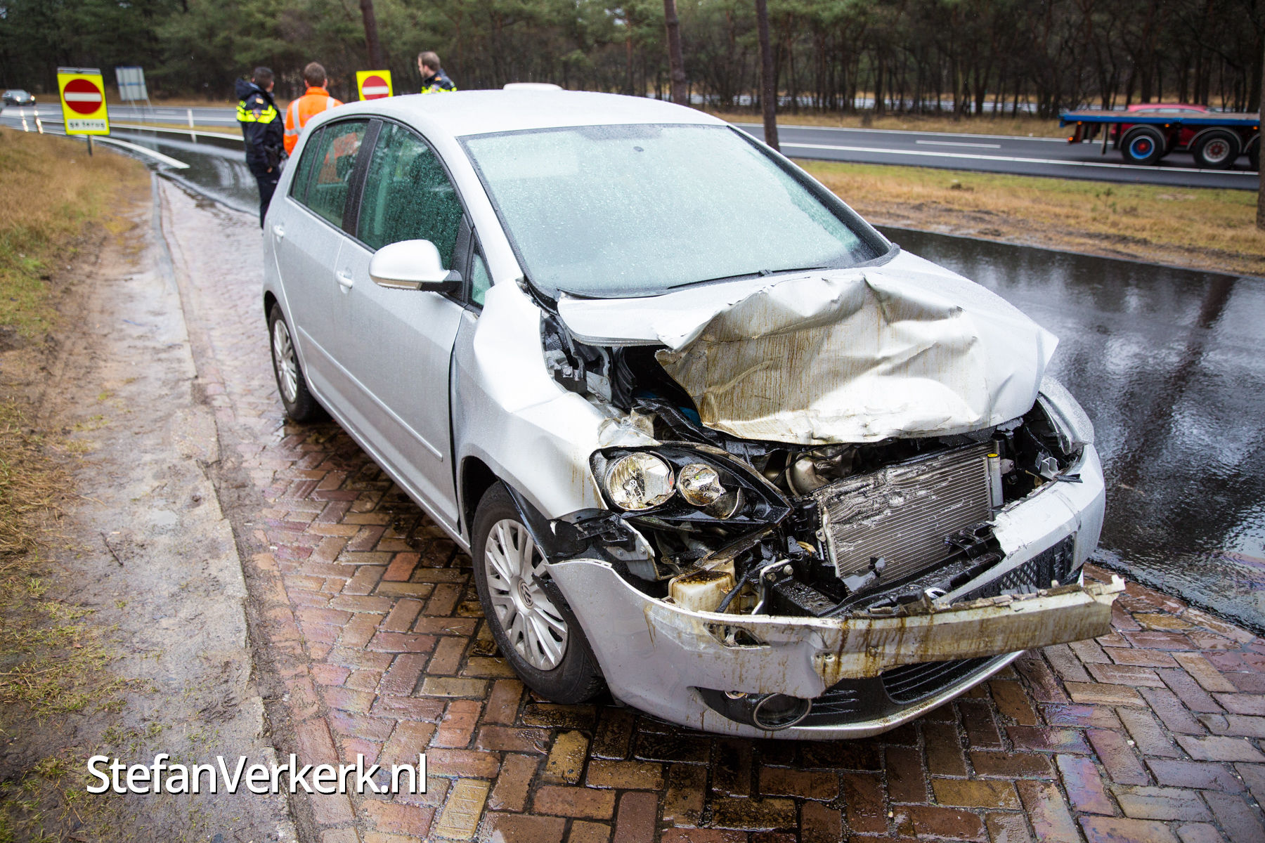 Forse schade bij aanrijding auto met vrachtwagen A28 