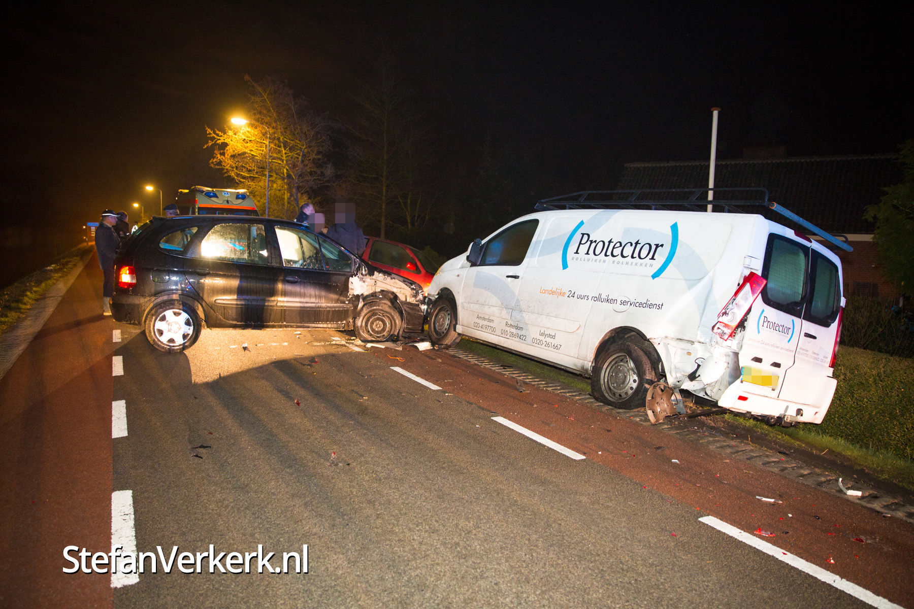 Automobiliste botst tegen geparkeerde auto's Kanaaldijk Wapenveld