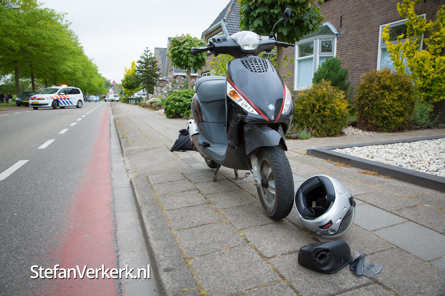 Ongeval scooter botst tegen auto Verlengde Parklaan Hattem Foto's
