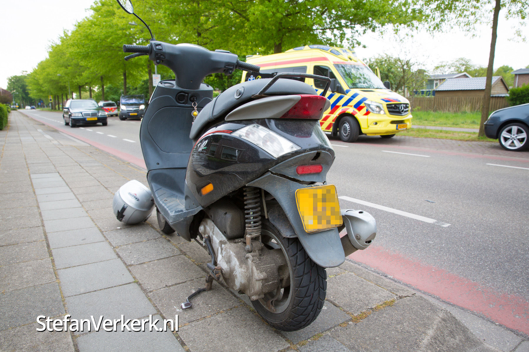 Ongeval scooter botst tegen auto Verlengde Parklaan Hattem Foto's