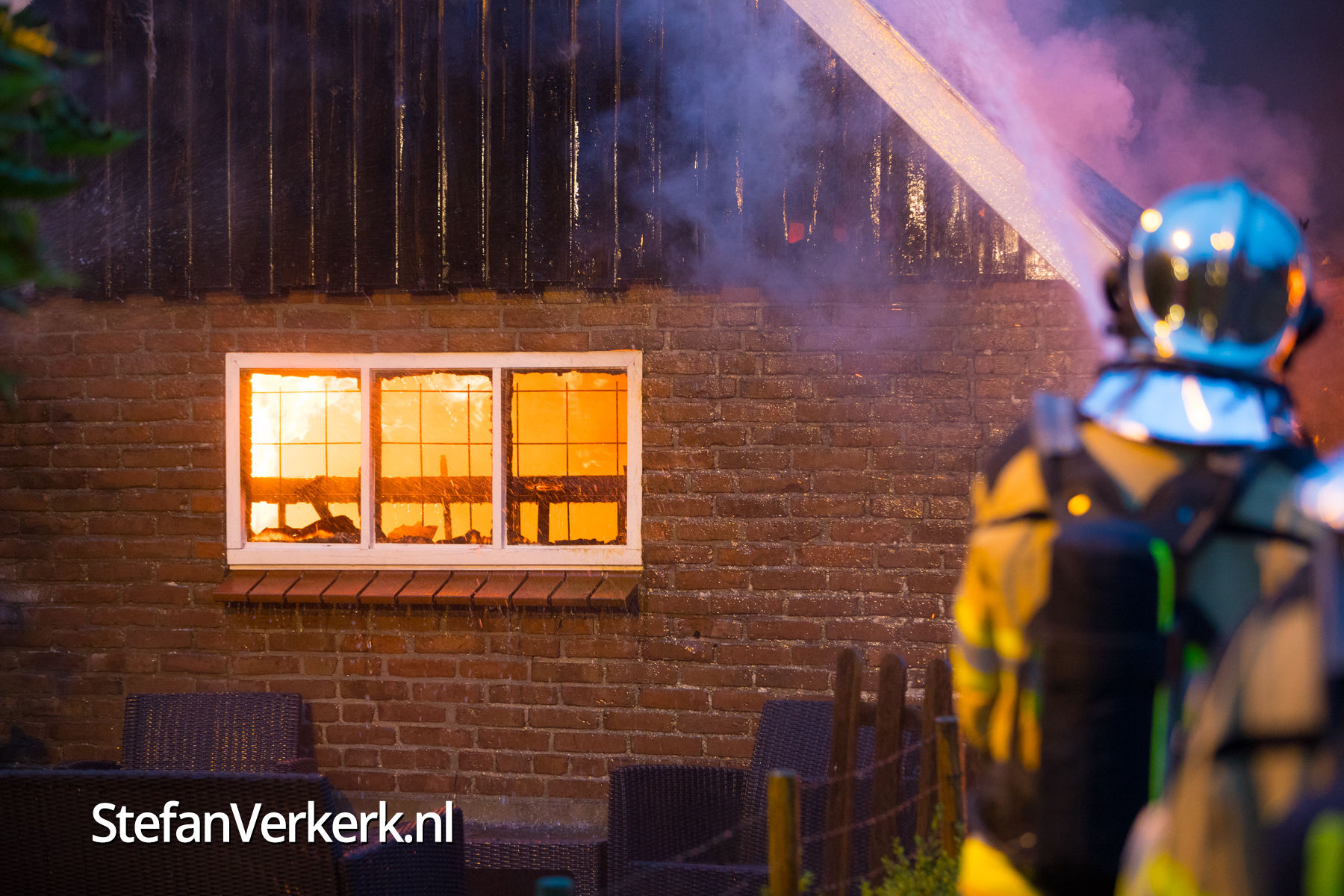 Schuur met oldtimers uitgebrand Kerkstraat Veessen - Foto's - Stefan
