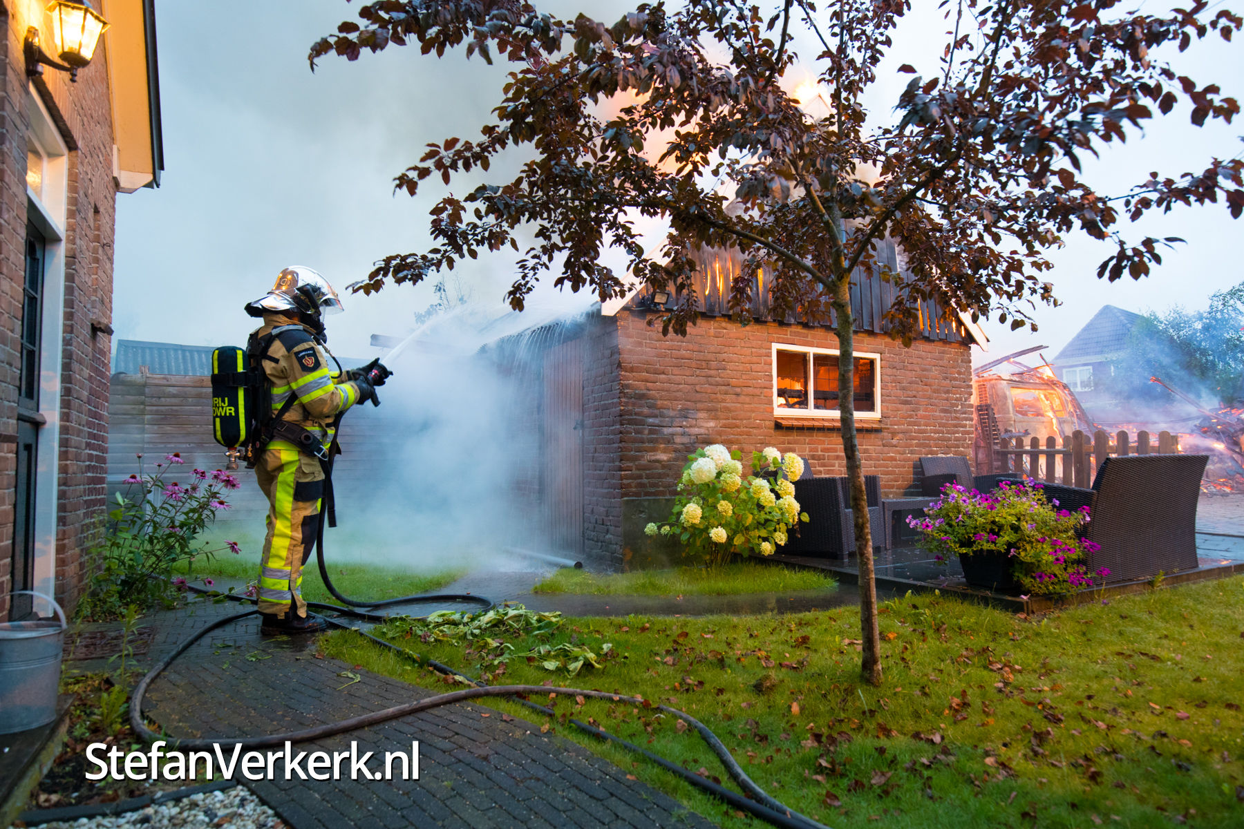 Schuur met oldtimers uitgebrand Kerkstraat Veessen - Foto's - Stefan