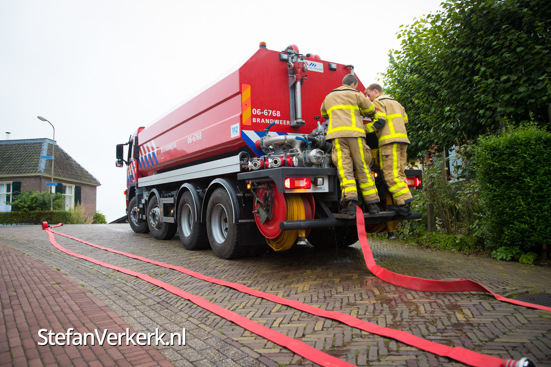 Schuur met oldtimers uitgebrand Kerkstraat Veessen - Foto's - Stefan