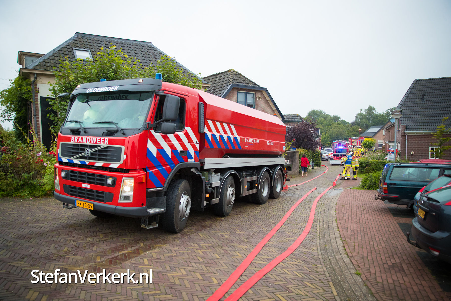 Schuur met oldtimers uitgebrand Kerkstraat Veessen - Foto's - Stefan